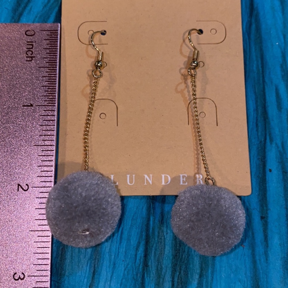 Plunder gray puff earrings